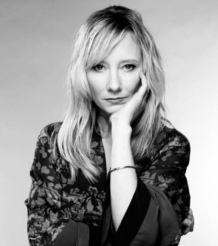 nziokamul1's tweet photo. Anne Heche was making a documentary about child sex trafficking and Adrenochrome harvesting in Hollywood.
She was involved in a greasy road accident.
LAPD said she died on the spot.
But drone footage shows her trying to get out of the body bag they shoved her in.
Video censored. https://t.co/Qry3AzleNv