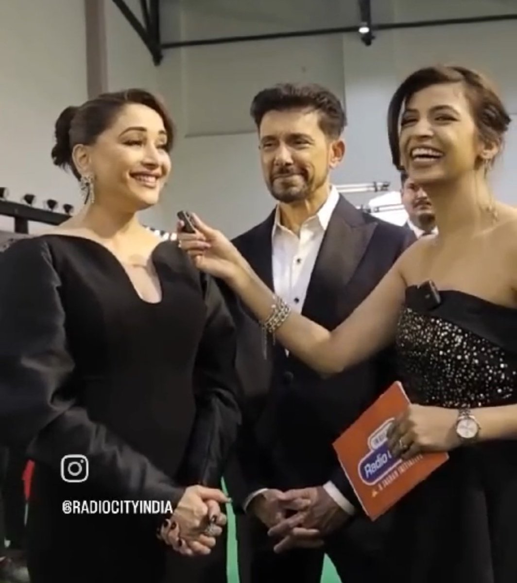 iam_rhiza's tweet image. The way @DoctorNene looks and loves @MadhuriDixit mams singing.

#Pyar #MadhuriDixit