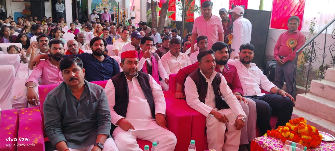 arifhabibkhansp's tweet image. RK कॉन्वेंट स्कूल सारयबीका मछलीशहर के वार्षिकोत्सव में जिलाध्यक्ष श्री @Rakeshmauryasp जी के साथ शामिल होकर प्रतिभावान बच्चों को पुरस्कृत किया।
स्कूल के प्रबंधक पार्टी के ज़िला सचिव श्री अरुण कुमार प्रजापति द्वारा सम्मान हेतु आभार
#RKConventSchool
#Annualfunction 
@yadavakhilesh