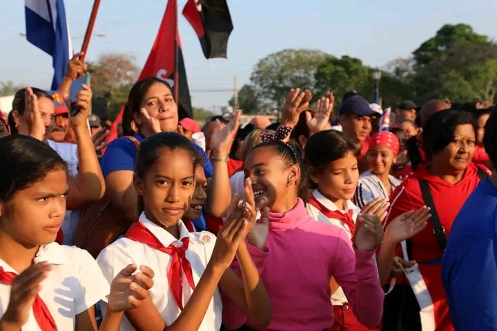 YudelkisOrtizB's tweet photo. ¡Seres genuinos de luz!
En la imagen de la mujer cubana caben todos los elogios posibles,ahí las vi alegres, porque ellas solas representan el sostén y la hidalguía de este pueblo. 

#RíoCauto
#ProvinciaGranma
#UnidosXCuba https://t.co/KDxbSWqQf6