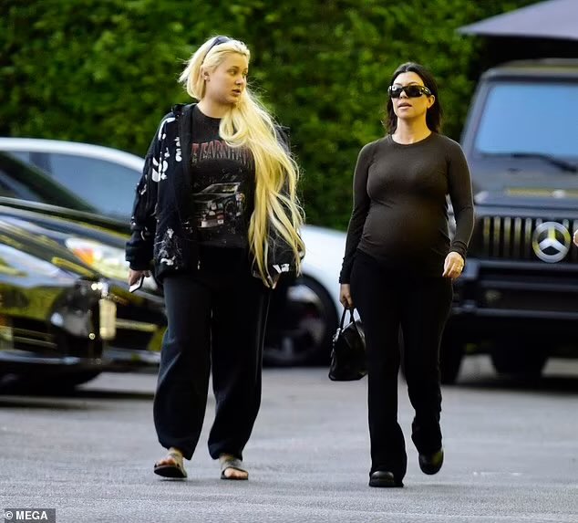 bhadlikeonika's tweet photo. In the words of BIG pressure. BITCHES IS FAT AND GET UP! 🤣🤣 u probably look like Ms.piggy which is why u goin so hard for this chop ass ho! #OGCRASHOUT out Wednesday! Bhad Bhabie foot not coming off that ho back because she ain’t got a neck😘. https://t.co/XV0yjpNZLJ
