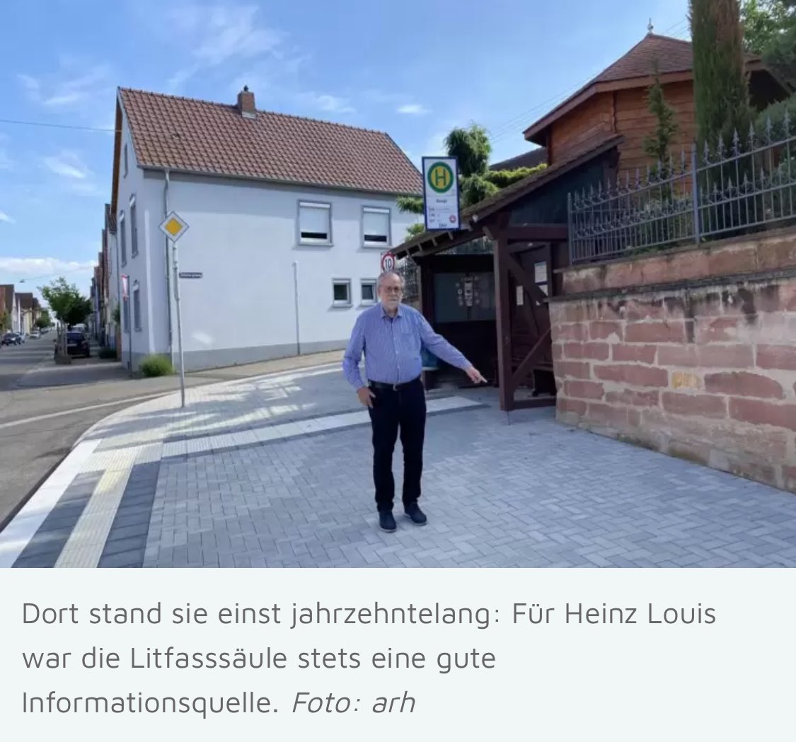 Rentner, die auf Dinge zeigen tweet media