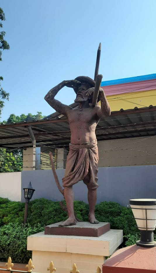 Ghurni, famous for its clay dolls.
  কৃষ্ণনগরের মাটির পুতুল।