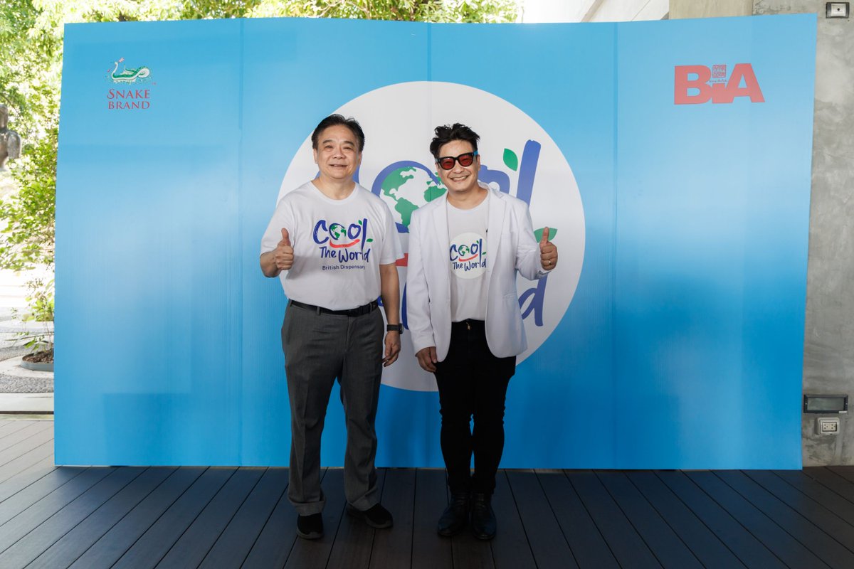 woopmag's tweet photo. เจ PREM เปรม เทพหัสดิน ณ อยุธยา เปิดตัว Cool The World Extreme Dream :  Mission – Cool The World ภารกิจพิชิตโลกเดือด หวังต่อยอดให้คนเห็นคุณค่าของการดูแลสิ่งแวดล้อม
https://t.co/y40MR7vdbI

#Prem #CoolTheWorld
#CoolTheWorldExdream
#SnakeBrand
ผ่านพ้นไปแล้วสำหรับงาน เปิดตัวกิจกรรมใหม่สุด Extreme ของ Cool The World กับการเปิดตัว Cool The World Extreme Dream :  Mission – Cool The World ภารกิจพิชิตโลกเดือด ปั่น วิ่ง เดิน รอบโลก โดยเจ PREM เปรม เทพหัสดิน ณ อยุธยา  CSR Brand Ambassador ของโครงการ พร้อมออกไปบันทึกภาพ สำรวจ และไปดูวิถีชีวิตของคนในประเทศต่าง ๆ พร้อมนำเสนอมุมมองด้านส่งแวดล้อมให้เราได้ดูผ่านช่องทางโซเชียลมีเดียของ Cool The World บรรยากาศภายในงานเต็มไปด้วยความอบอุ่น  ความประทับใจ ณ หอจดหมายเหตุพุทธทาส อินทปัญโญ (สวนโมกข์ กรุงเทพฯ) เมื่อวันที่ 6 มีนาคม ที่ผ่านมา

โดยงานนี้ได้รับเกียรติจากคุณกิ๊ก มยุริญ ผ่องผุดพันธ์ รับหน้าที่เป็นพิธีกรตลอดงาน เริ่มงานกันด้วยการเปิดตัวเจ PREM เปรม เทพหัสดิน ณ อยุธยา  CSR Brand Ambassador ที่มาพร้อมกับบทเพลงประจำโครงการ ในบทเพลง Cool The World และยังได้ดร.อนุรุธ ว่องวานิช ประธานกรรมการบริหาร กลุ่มบริษัทอังกฤษตรางู ขึ้นมาร่วมร้องเพลงนี้ ซึ่งเรียกได้ว่า สร้างบรรยากาศให้เย็นกายเย็นใจในเบื้องต้นกันเลยทีเดียว จากนั้นเจ PREM พร้อมด้วยดร.อนุรุธ ว่องวานิช และพระราชวัชรบัณฑิต (ประนอม ธมฺมาลงฺกาโร) เจ้าอาวาสวัดจากแดง ร่วมพูดคุยถึงจุดเริ่มต้นของโครงการ Cool The World และการพัฒนาต่อยอดตลอดสิบกว่าปีที่ผ่านมา จนได้เจ PREM มาเสริมทัพ และหลังจากได้ติดตามฟีดแบคการนำเสนอเรื่องราวของ Cool The World ในช่วงที่ผ่านมา เจ PREM ได้นำเสนอว่าอยากจะปั่นจักรยานรอบโลก อยากจะวิ่งรอบโลก ในพื้นที่ที่เป็น iconic ให้เป็นการผจญภัยที่ทุกคนร่วมเดินทาง ติดตามการเคลื่อนไหวได้ใน live streaming และช่องทางของ Cool The World  อยากจะนำเสนอมุมที่สวยงาม และมุมปัญหาที่พบเจอจากเรื่องสิ่งแวดล้อมภาวะโลกร้อนในพื้นที่ที่ได้ไปผจญภัยมา จึงปรึกษากับทางดร.อนุรุธ และได้ดำเนินการแผนงานนี้ออกมา

จากนั้นเป็นการเปิด VTR เปิดตัวกิจกรรมใหม่สุด Extreme นี้ ซึ่งเป็นการเปิดตัว Cool The World Extreme Dream :  Mission – Cool The World ภารกิจพิชิตโลกเดือด ปั่น วิ่ง เดิน รอบโลกอย่างเป็นทางการ โดยเจ PREM ก็ได้แอบสปอยว่า ตนได้ไปมาบางแล้วในประเทศ ในพื้นที่ที่เรียกได้ว่าทั้งสนุก ประทับใจ และบางพื้นที่ก็เรียกได้ว่าลำบากจนเกือบจะถอดใจเลยทีเดียว อีกทั้งยังย้ำว่าอยากให้ทุกคนรอติดตามจริง ๆ เพราะได้เห็นมุมมองด้านสิ่งแวดล้อมที่ตั้งใจนำมาเสนอด้วยเช่นกันแน่นอน

นอกจากนี้ภายในงานยังมีการเสวนาในหัวข้อ “ลดร้อนโลกร้อน เริ่มง่าย ๆ ด้วยตัวเรา” ซึ่งได้รับเกียรติจาก ดร.อนุรุธ ว่องวานิช ประธานกรรมการบริหาร กลุ่มบริษัทอังกฤษตรางู , คุณวิทิตนันท์ โรจนพานิช (คุณหนึ่ง Everest) คนไทยคนแรกที่พิชิตยอดเขาเอเวอเรสต์ได้สำเร็จ , คุุณมิลิญ วาทินธนะกิจ (น้องน้ำหนึ่ง) อดีตสมาชิก BNK48 รุ่นที่ 1 , น้องชนันทิชา ชัยภา (น้องแตงกวา) นักแสดงเด็กมากความสามารถจากซีรีย์อนาคตทาง Netflix ตอนเด็กหญิงปลาหมึก ที่ถือได้ว่าแต่ละท่านเป็นตัวแทนของสายงานธุรกิจ สายงานสังคม สายงานบันเทิง คนรุ่นใหม่ ๆ ในวัยต่าง ๆ ที่มาร่วมถ่ายทอดมุมมองของการลดโลกร้อนง่าย ๆ ที่ให้ผู้เข้าร่วมงานได้ข้อคิดและสามารถนำไปทำตามได้อย่างไม่ยากอีกด้วย

สุดท้ายเจ PREM ได้ฝาก Cool The World Extreme Dream :  Mission – Cool The World ภารกิจพิชิตโลกเดือด ปั่น วิ่ง เดิน รอบโลก ให้ทุกคนติดตาม จะไปผจญภัยที่ไหน ได้มุมมองและพบเจอปัญหาด้านสิ่งแวดล้อมและแนวทางการแก้ของแต่ละพื้นที่ที่ไปพบเจอจะเป็นเช่นไรนั้น อยากให้แฟน ๆ รอตามติดการเดินทางนี้อย่างใกล้ชิด ไม่อยากให้พลาดเลยสักตอน อยากให้คอยติดตามเรื่องราวต่าง ๆ ได้ในทุกช่องทางโซเชียลมีเดียของ  Cool The World