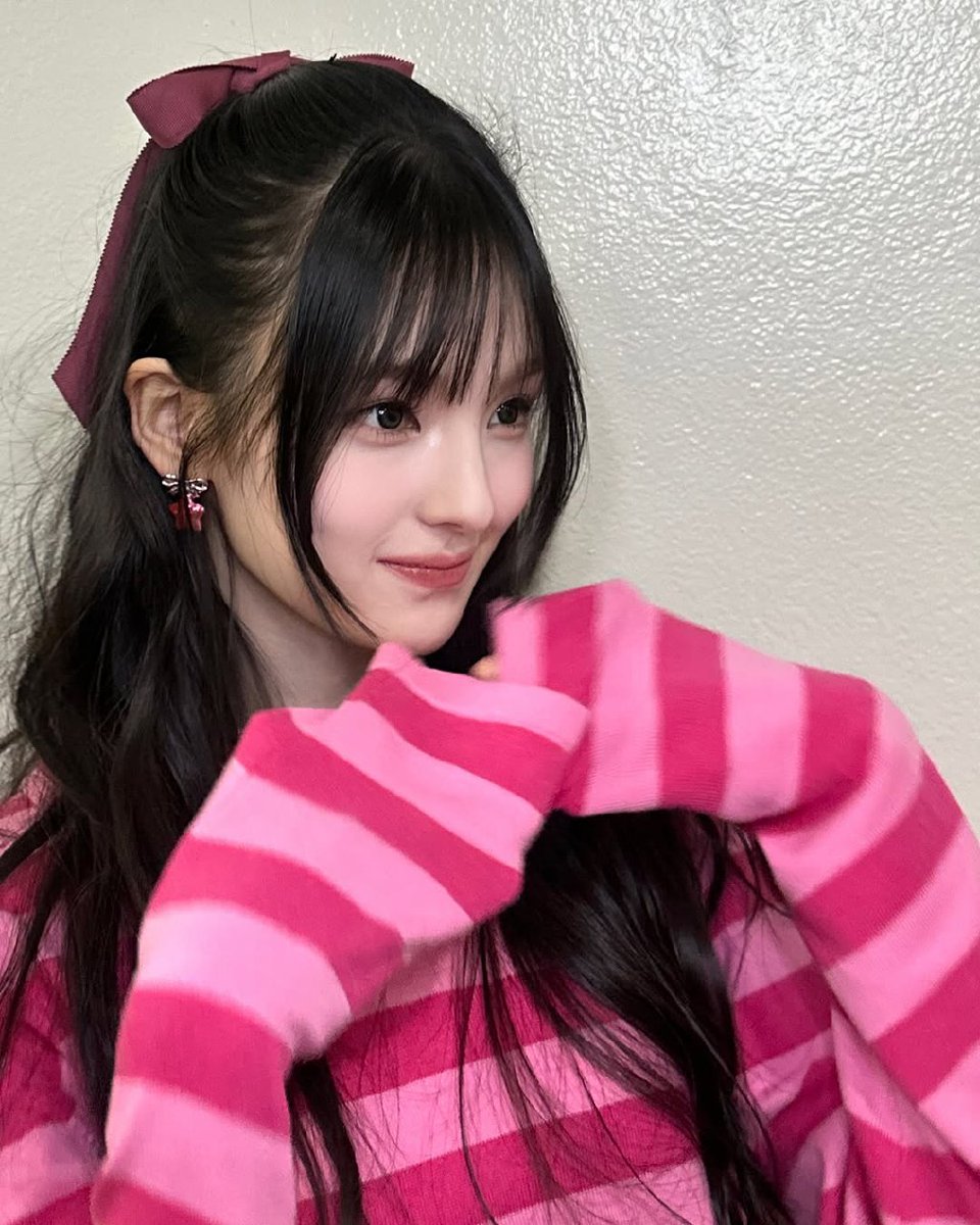 Gyqubin's tweet image. A burst of pink, painting the 
world anew—draped in this 
hue, I await your gaze. ᯓ𖹭.ᐟ