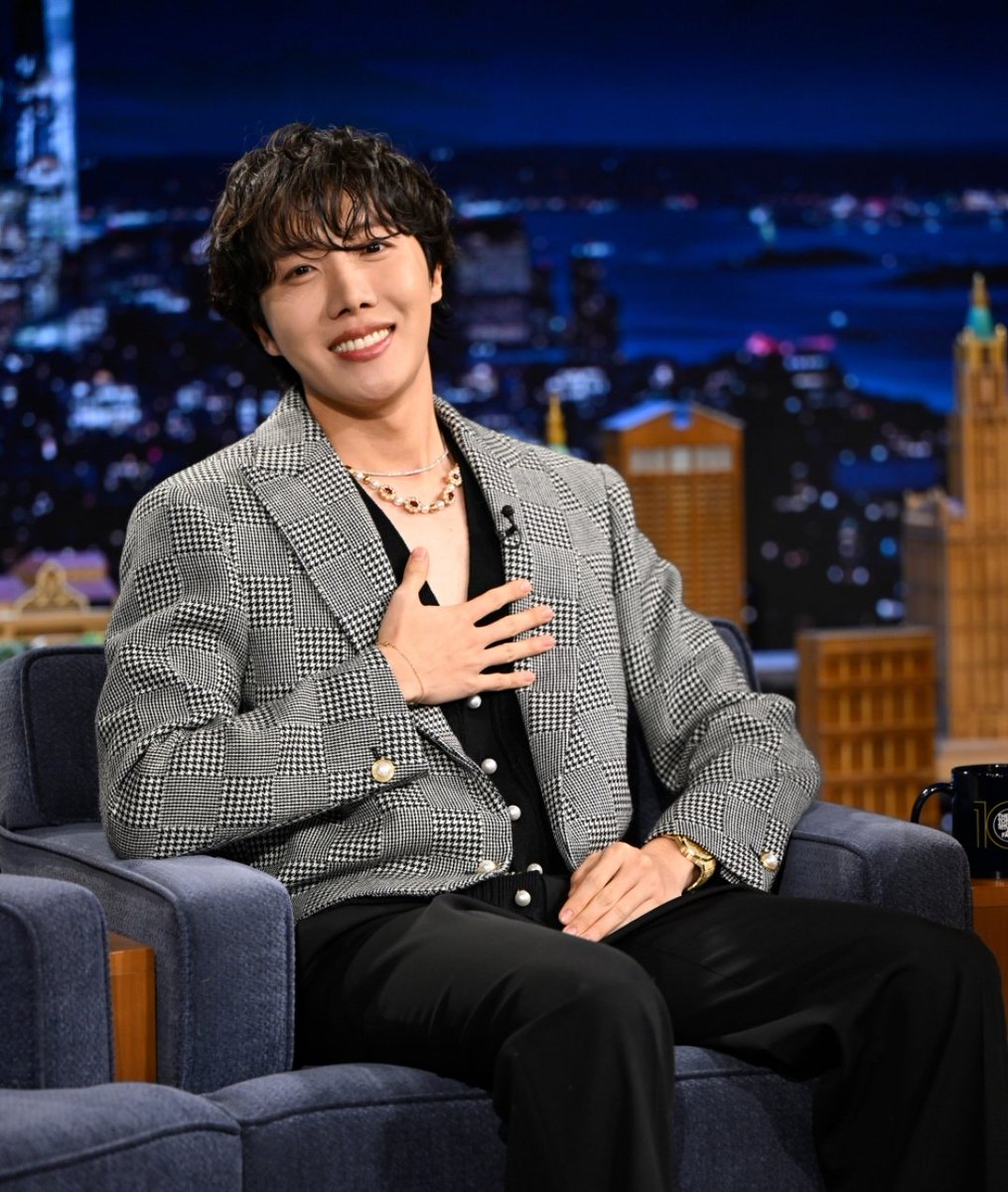 AboutMusicYT's tweet photo. J-Hope at the Jimmy Fallon Show. https://t.co/W67TFPSKfj