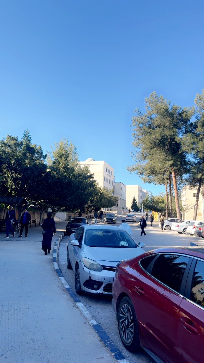 يسعد صباحكم من بيرزيت 
انا شو رجعني أتعلم  🤦🏻