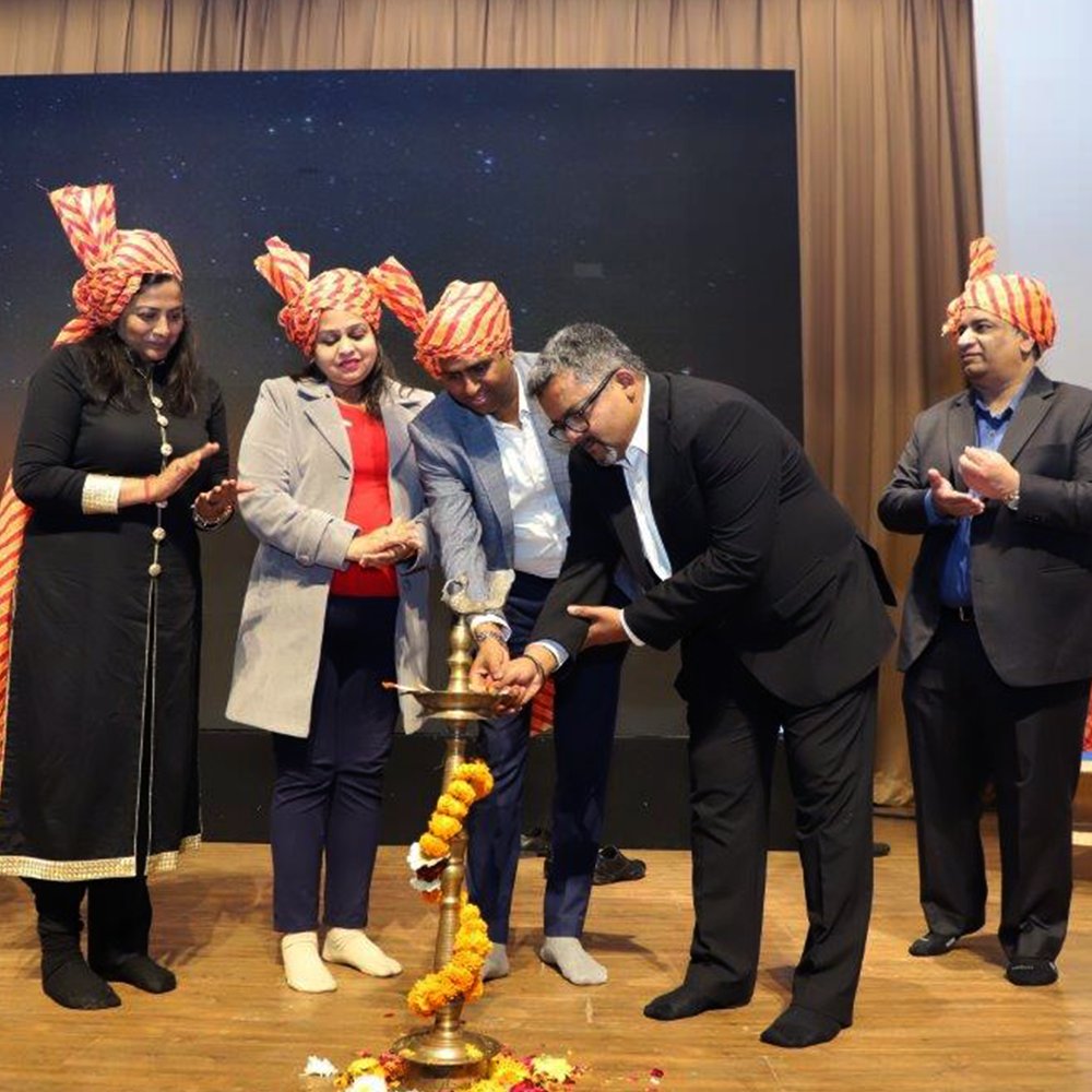 TataAIA_Life's tweet image. As part of our #PledgeToProtect initiative, 500+ advisors, leaders, and employees came together in Delhi to drive insurance awareness. The event, addressed by Tata AIA Life Chief Distribution Officer, Amit Dave, concluded with a Road Yatra, reinforcing our mission to secure 1