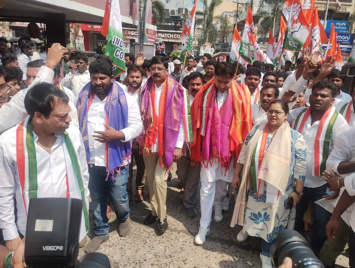 CongressAkp's tweet photo. విజయవాడ ఆంధ్ర రత్న భవన్లో @IYC అధ్యక్షులు శ్రీ @UdayBhanuIYC గారికి, CWC సభ్యులు శ్రీ @RudrarajuGidugu గారితో కలిసి యువజన కాంగ్రెస్ కార్యకర్తలు హృదయపూర్వక స్వాగతం పలికారు.
కాంగ్రెస్ ఆత్మ ప్రజల హృదయాల్లో చిరస్థాయిగా నిలుస్తుంది! ✊
@realyssharmila @INCIndia
#CongressForAP https://t.co/yHm4belql1