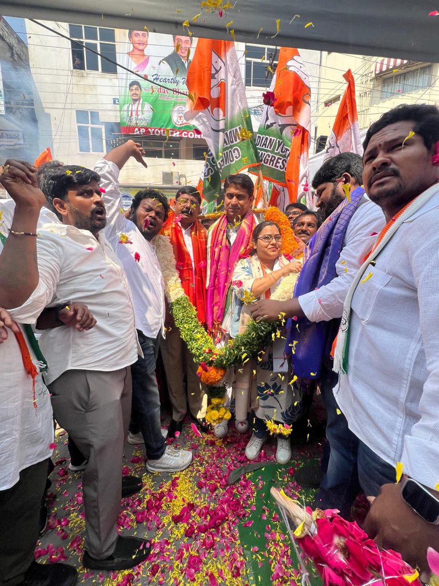 CongressAkp's tweet photo. విజయవాడ ఆంధ్ర రత్న భవన్లో @IYC అధ్యక్షులు శ్రీ @UdayBhanuIYC గారికి, CWC సభ్యులు శ్రీ @RudrarajuGidugu గారితో కలిసి యువజన కాంగ్రెస్ కార్యకర్తలు హృదయపూర్వక స్వాగతం పలికారు.
కాంగ్రెస్ ఆత్మ ప్రజల హృదయాల్లో చిరస్థాయిగా నిలుస్తుంది! ✊
@realyssharmila @INCIndia
#CongressForAP https://t.co/yHm4belql1