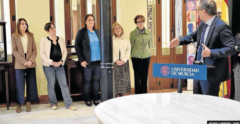 La <a href="/UMU/">Universidad Murcia</a> entregó sus premios  al liderazgo femenino  y ha sido galardonada, en la modalidad de excelencia investigadora, nuestra compañera  Pilar Arnaiz Sánchez, catedrática #DOE <a href="/EducacionUm/">Facultad Educación UM</a> ¡enhorabuena por este reconocimiento ! <a href="/JoseLujanRector/">José Luján Alcaraz</a> <a href="/SenenaCorbalan/">Senena Corbalan</a> #educanoticia