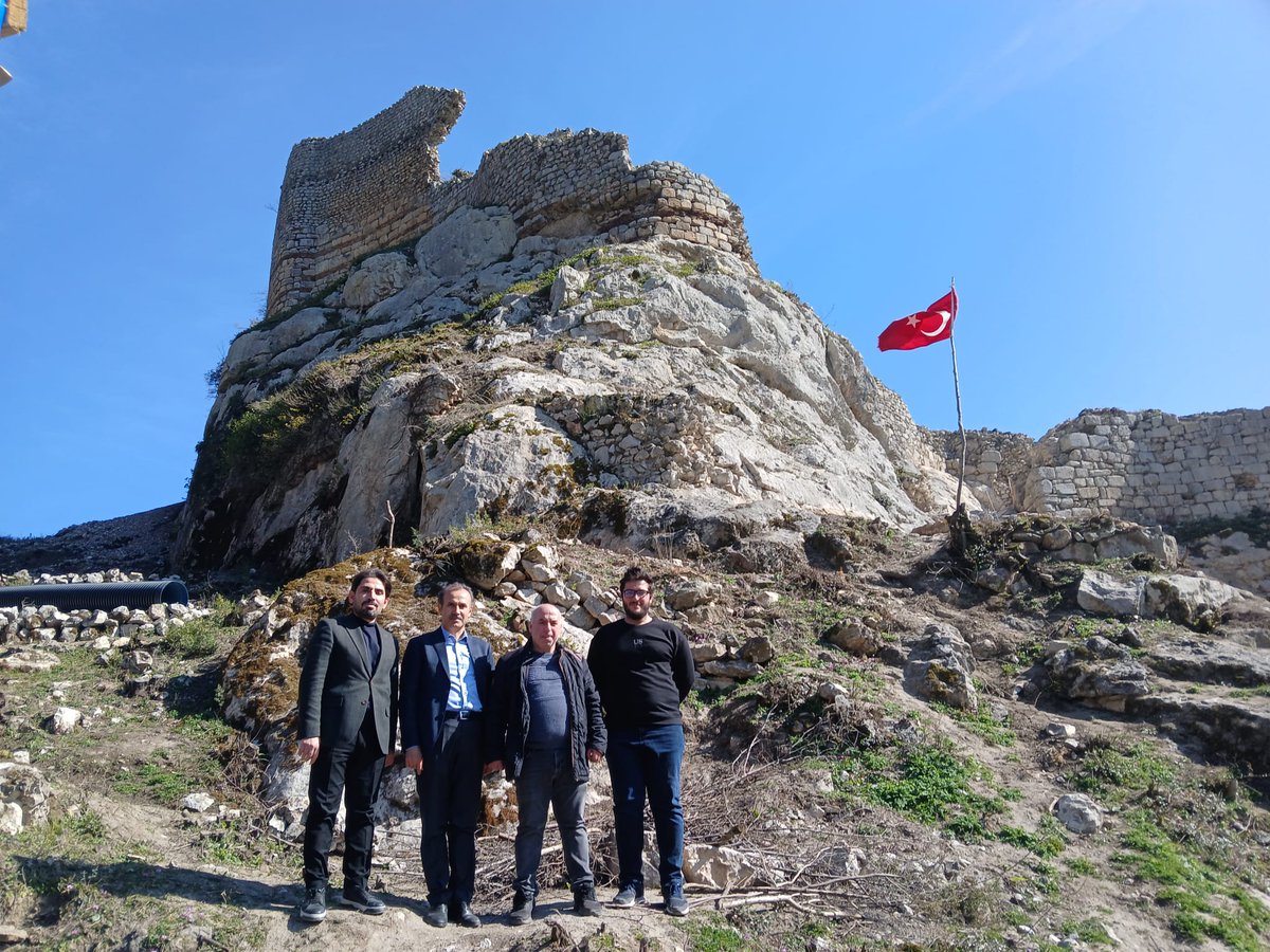 SamsunKultur's tweet photo. İl Kültür ve Turizm Müdürümüz Süleyman Demirtaş kazı çalışmaları devam eden Bafra/Asarkale'de incelemelerde bulundu. 
Samsun Müze Müdürü Kenan SÜRÜL ve Bafra Arkeoloji ve Etnografya Müze sorumlusu Hasan DİKMEN ile birlikte kazı çalışmalarını yerinde inceledi ve bilgi aldı. https://t.co/fZRTp9AKdz