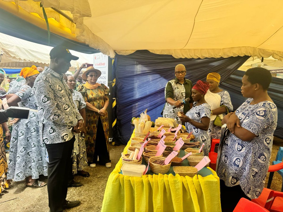 Mkuu wa wilaya ya Kilombero Mh. Danstan Kyobya, akipata maelekezo juu ya umuhimu wa matumizi ya mbegu za asili alipotembelea banda la PELUM Tanzania wakati wa kilele cha maadhimisho ya siku ya wanawake duniani ambayo kimkoa yalifanyika katika mji wa Ifakara.