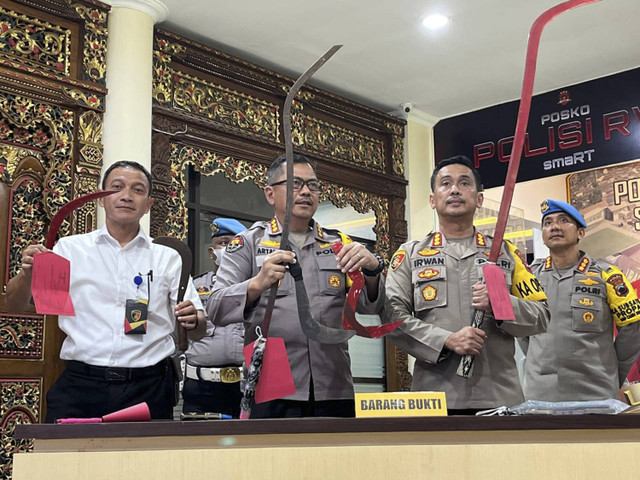 Tukang Mobil Mobilan (@masmasbiassaa) on Twitter photo <a href="/PoldaJogja/">Polda D.I. Yogyakarta</a> TIDAK LUCU 👎
.
Beberapa waktu lalu sempat viral foto yang menarasikan suatu tawuran yang menewaskan siswa SMA
.
Setelah kami lakukan penyelidikan, terungkap fakta bahwa kejadian tersebut TIDAK BENAR
.
Sudah banyak netizen "kegocek" sehingga timbul keresahan di masyarakat. <a href="/PoldaJogja/">Polda D.I. Yogyakarta</a> TIDAK LUCU 👎
.
Beberapa waktu lalu sempat viral foto yang menarasikan suatu tawuran yang menewaskan siswa SMA
.
Setelah kami lakukan penyelidikan, terungkap fakta bahwa kejadian tersebut TIDAK BENAR
.
Sudah banyak netizen "kegocek" sehingga timbul keresahan di masyarakat.
