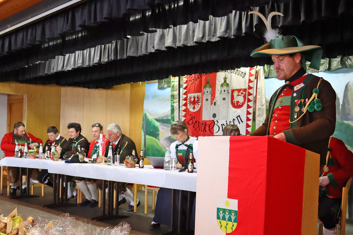 schuetzentirol's tweet photo. Bezirkstag Brixen in Meransen - Durch Ehrenamt Tiroler Brauchtum erhalten
▶️ https://t.co/l1mAtmpTkr
#Bezirkstag #Schützenbezirk #Brixen #Meransen #SSB #Schützen #Tirol https://t.co/k8484xVN6q