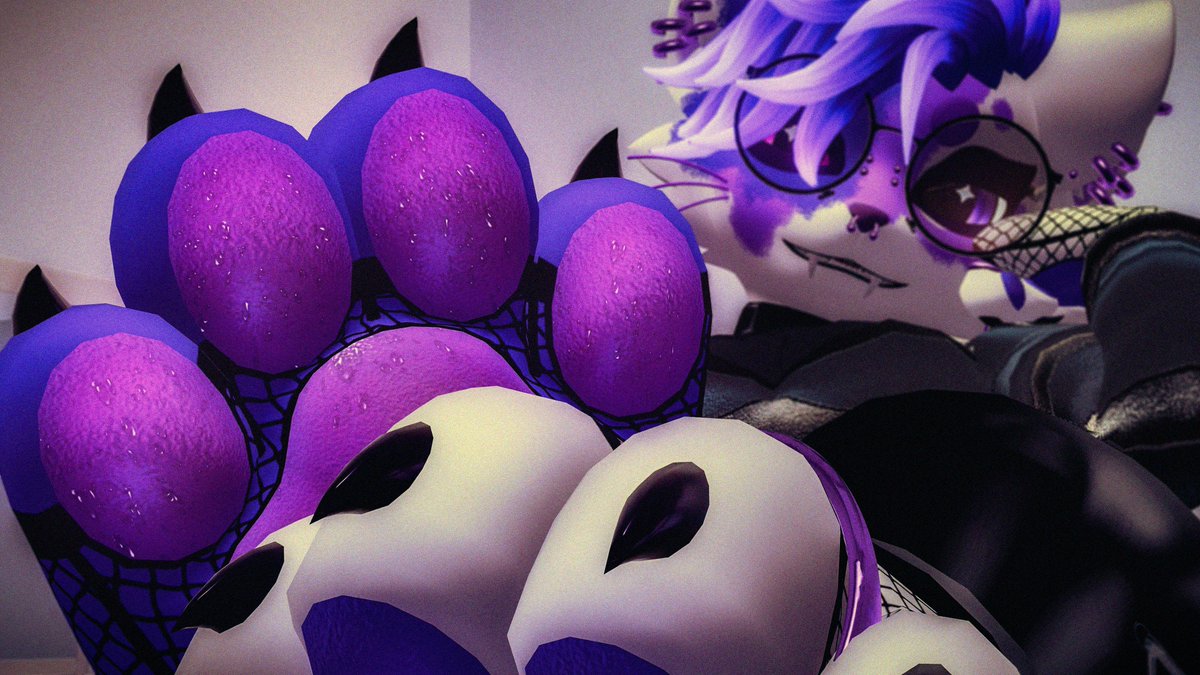 Picture this... my big, sweaty paws closing in on you, the heat and scent completely overwhelming.. and you'd be so small, addicted to my musk, just try not to drown in a sweat droplet.. speck~ 😈🐾
  
#VRChat #paws #sizedifference #furry #macro #sizetwitter #giantess #巨大娘