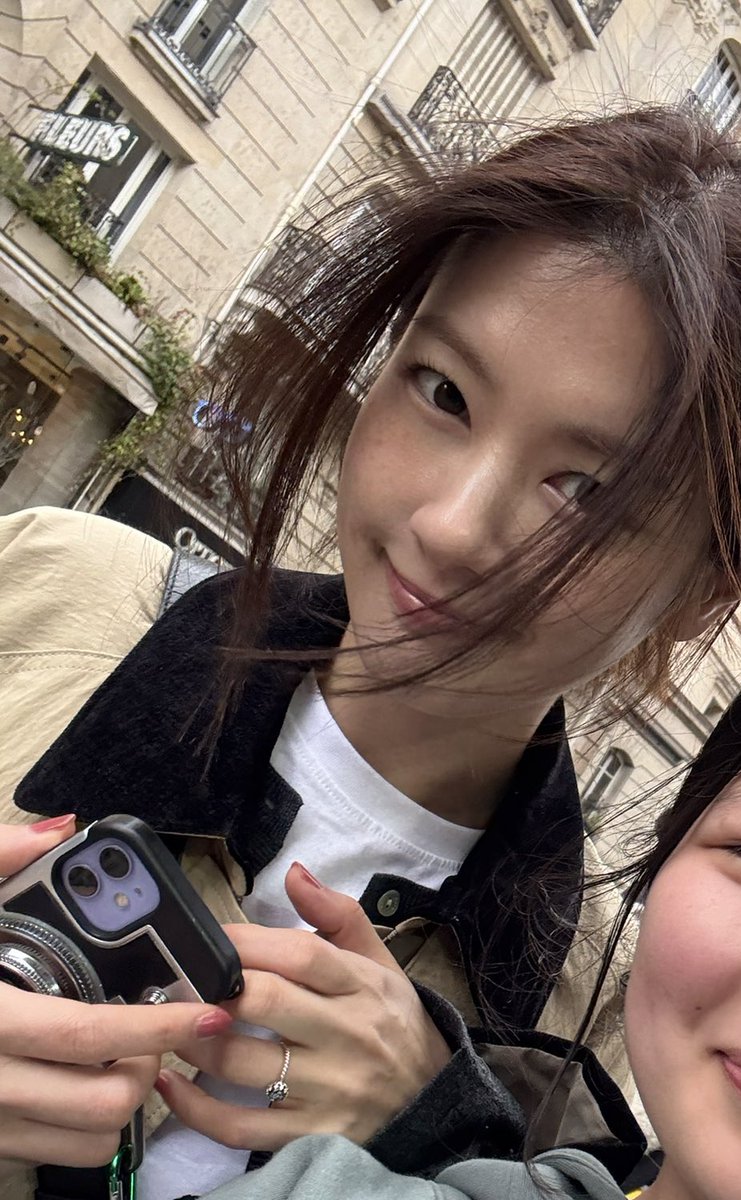 cozycatloaf's tweet photo. i love her light makeup look sooo much my babyyy😭 so naturally pretty oh my god her pretty lashes and cute freckles 🤏🏻🤏🏻🤏🏻 https://t.co/EWWK0ByvBG
