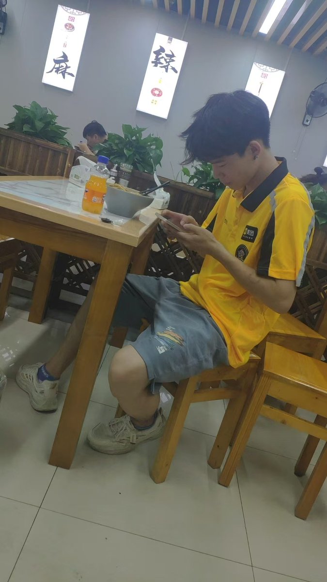 kit51445648's tweet photo. 帅气的外卖弟弟是个双，有女朋友，说后面只被插过一两次，果然很嫩很紧，被我内射后自己不肯射，说夹着精液回家还要给女朋友交公粮😂😂😂 https://t.co/qogTHTqG4q