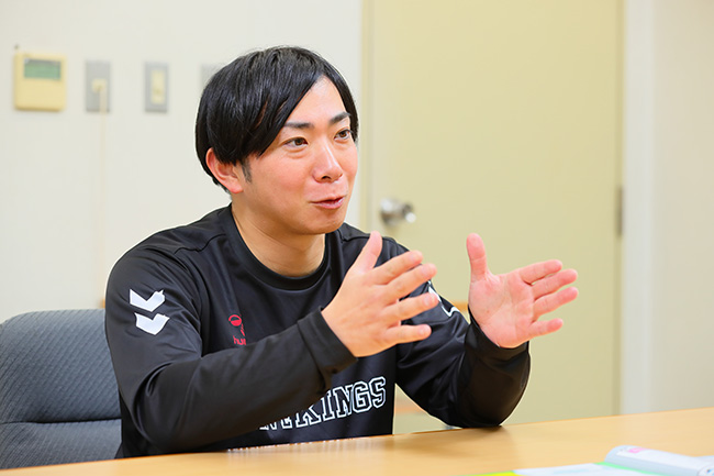 #ブレイヴキングス刈谷 アナリスト髙橋豊樹さんにインタビュー🎤
〜映像を分析し、戦略を練るチームの頭脳〜

#アナリスト の仕事内容やアナリストになるまでの道のりを教えてもらったよ🐸
記事はこちら▶️ aichi-sports.jp/pickup/3544/

#ハンドボール #リーグH