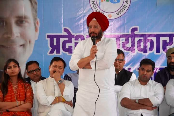 ManyaNsui's tweet photo. “मेरा वोट, मेरा अधिकार” अभियान के तहत NSUI के राष्ट्रीय अध्यक्ष श्री @varunchoudhary2, CWC सदस्य श्री @gurdeepsappal और उत्तराखंड प्रदेश कांग्रेस अध्यक्ष श्री @KaranMahara_INC जी ने देहरादून के प्रदेश कांग्रेस मुख्यालय में छात्रों के मुद्दों पर संवाद किया। https://t.co/PWVBkoO5Iw