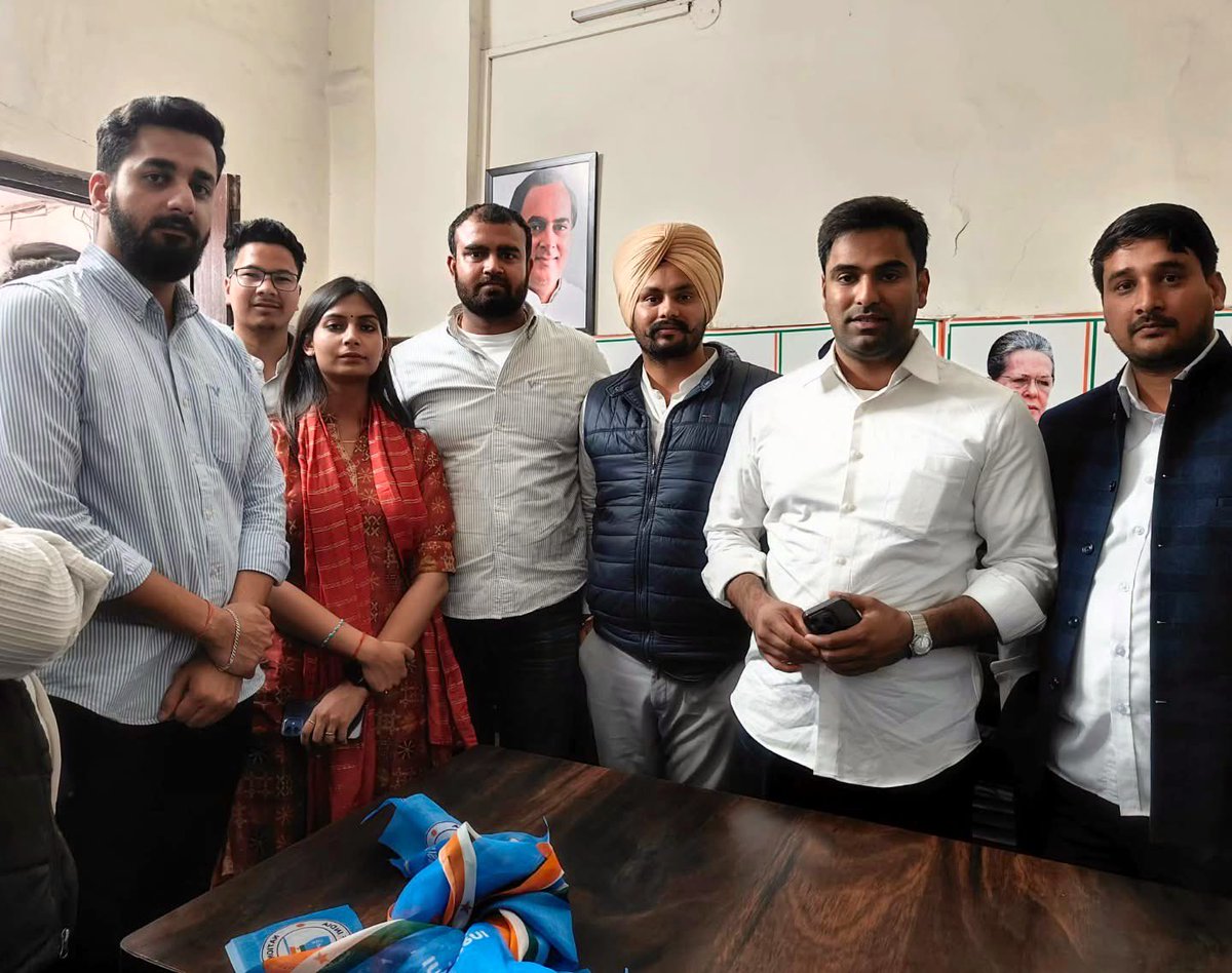 ManyaNsui's tweet photo. “मेरा वोट, मेरा अधिकार” अभियान के तहत NSUI के राष्ट्रीय अध्यक्ष श्री @varunchoudhary2, CWC सदस्य श्री @gurdeepsappal और उत्तराखंड प्रदेश कांग्रेस अध्यक्ष श्री @KaranMahara_INC जी ने देहरादून के प्रदेश कांग्रेस मुख्यालय में छात्रों के मुद्दों पर संवाद किया। https://t.co/PWVBkoO5Iw