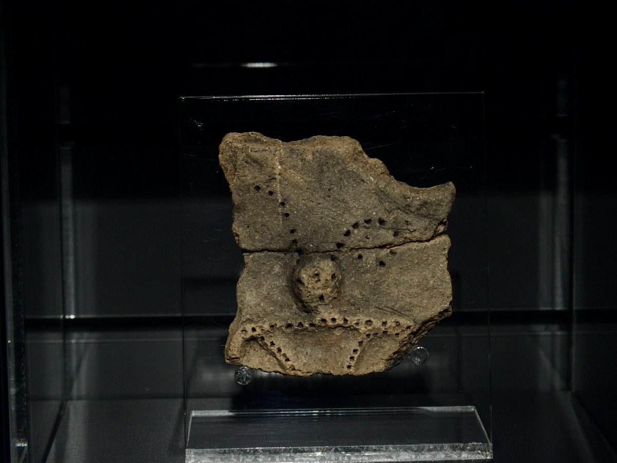 縄文拝観63 御所野縄文博物館
とりあえず、入口を見るのが楽しみでした。最初のホールでボランティア？の方に丁寧な説明や質問にも答えてもらった。土面や1枚目の小ちゃなハート型土偶かな？ええイイです。見どころ満載の博物館。