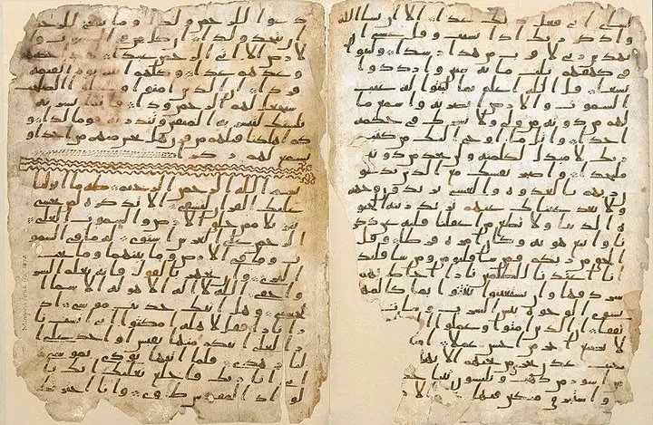 أقدم مصحف في العالم📜استخدما خبراء في جامعة أكسفورد، كربون اشعاعي  يحلل عمر المخطوطات وتضح أن عمرها يبلغ نحو 1370 عاماً وقد دونت في فترة عام 568-645 م مع العلم أن فترة النبي محمد ﷺ قد كانت بين  610-632 م، وهذا يعني انه كتبها شخص عاصر النبي وعاش معه أو بعد الهجرة  بـ 70 عامًا