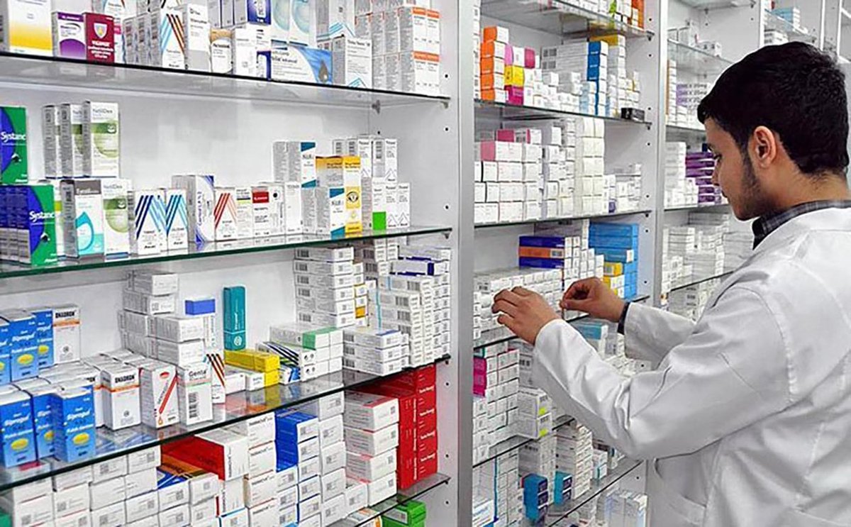 AZK_SA's tweet photo. 💊 خريجي الصيدلة, هل هناك شح في عدد الطلاب المتخرجين؟ هل فيه عطالة؟

ليس من المعقول ترى صيدلية تجارية VIP ضخمة تعمل فيها صيدلانية من دولة عربية.. على حساب خريج سعودي.

في اعتقادي, طالب متخرج بتقدير مقبول من كلية سعودية قد يكون أفضل منها -الله يرزقها طبعاً-

ما تفسير ذلك؟ 🤔 https://t.co/Si5SebMWGr