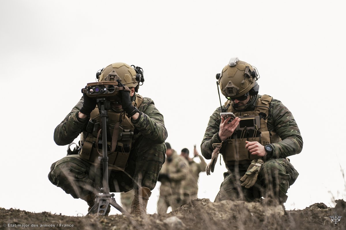 NATOBGRomania's tweet image. [Training area in 🇷🇴]
➡️ 🇪🇸 joint terminal attack controller team (JTAC) coordinates close air support (CAS) when 2 McDonnell Douglas AV-8B Harrier II aircrafts drop bombs (GBU).

#WeAreNATO #MOPS #StrongerTogether