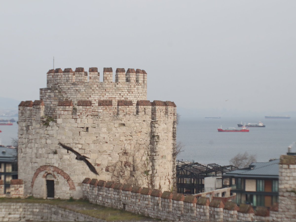 film_ve_ruya's tweet image. Eğer maziyi seviyorsam; ona, o güzel, büyük, muhteşem günlere bağlı isem , emin ol ki bu, ölülerin bu toprakta ve hayatımızda bir söz hakkı olduğunu düşündüğüm içindir.

Tanpınar