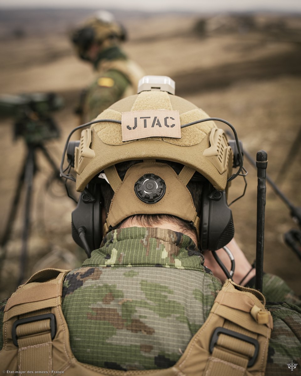 NATOBGRomania's tweet image. [Training area in 🇷🇴]
➡️ 🇪🇸 joint terminal attack controller team (JTAC) coordinates close air support (CAS) when 2 McDonnell Douglas AV-8B Harrier II aircrafts drop bombs (GBU).

#WeAreNATO #MOPS #StrongerTogether