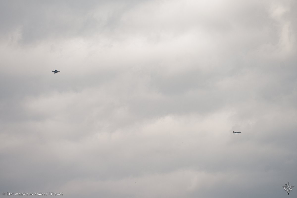 NATOBGRomania's tweet image. [Training area in 🇷🇴]
➡️ 🇪🇸 joint terminal attack controller team (JTAC) coordinates close air support (CAS) when 2 McDonnell Douglas AV-8B Harrier II aircrafts drop bombs (GBU).

#WeAreNATO #MOPS #StrongerTogether