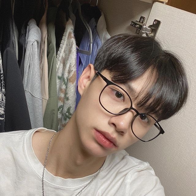 안경 ♡♡

#김성민 #KIMSUNGMIN #CLOSEYOUREYES #CYE 
#클로즈유어아이즈 #클유아
