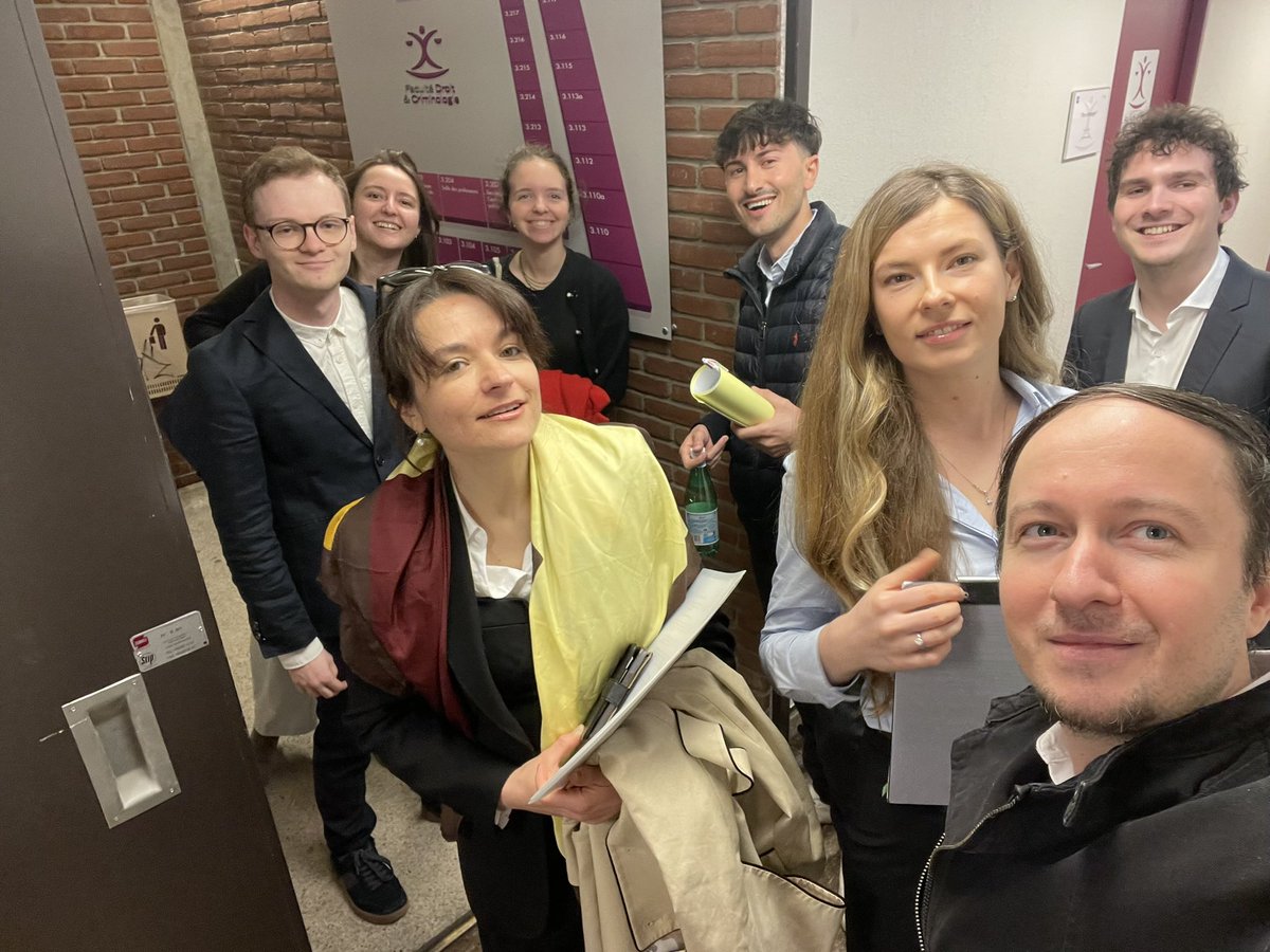 dragos_lucian's tweet image. 🇪🇺 Acestea sunt chipurile unor profesioniști ai dreptului, obosiți, dar zâmbitori. Împreună am pregătit o simulare de proces în fața Curții de Justiție a UE. Ne-am antrenat să protejăm libertatea de circulație a mărfurilor.

#avocat #avocatonline #SpunDrept #ULB #brussels