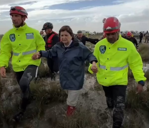 Que tiempos aquellos cuando Pato no escabiaba tanto y podía caminar sin que la lleven dos tipos de la mano.