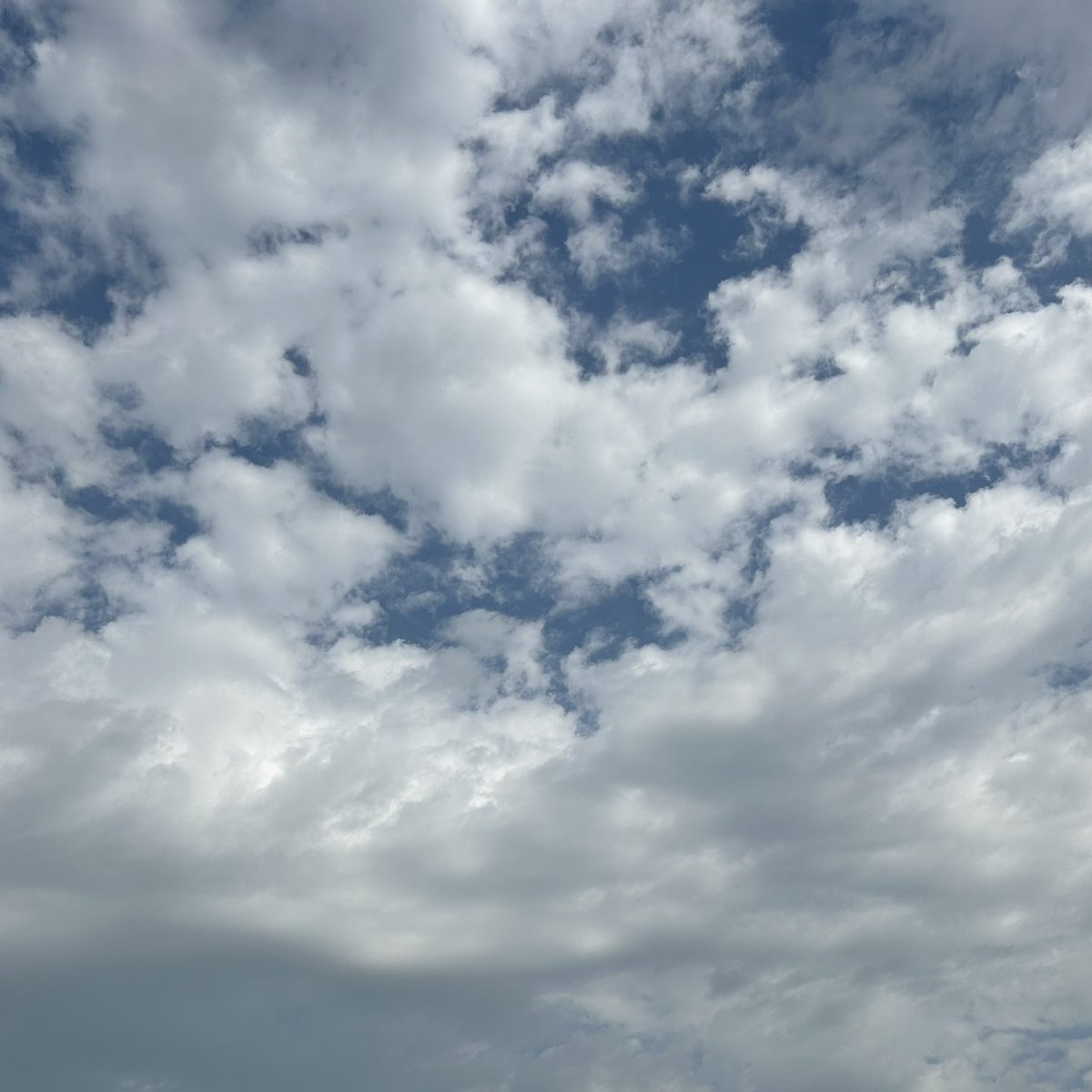 صباحكم مثل جمال غيم اليوم 🥹🤍🤍..