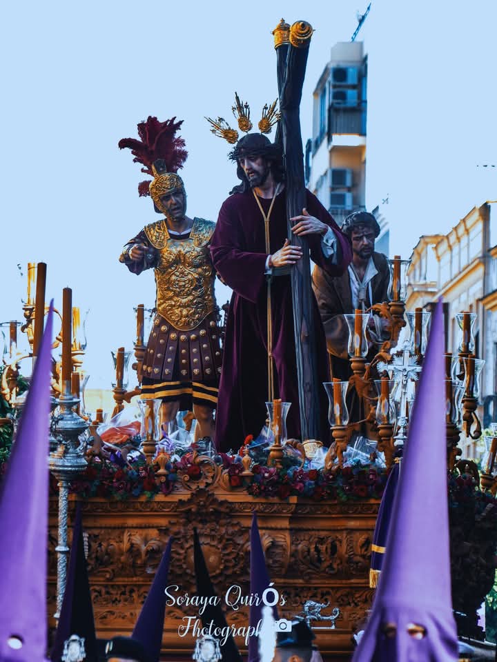 Los ojos del Señor miran a los justos,
sus oídos escuchan sus gritos;
pero el Señor se enfrenta con los malhechores,
para borrar de la tierra su memoria.