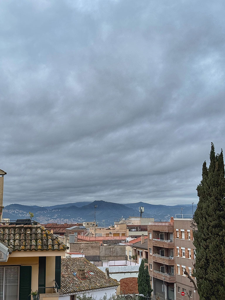 radiodesvern's tweet photo. Dia variable amb possibilitats d’alguna gota fins al vespre, temperatures sense canvis, ara tenim 10 °C. Demà més sol i potser algun ruixat de tarda, dijous i divendres seran uns dies grisos i amb possibilitats de ruixats, durant tota la jornada. #MeteoSantJust #SantJust +info👇🏽 https://t.co/IdNcH4V7pa