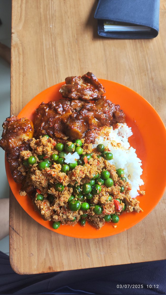 Masakan bini gue gak bisa dibilang enak banget. Tapi, rasa hepi pas makan masakan bini nggak pernah bisa gue dapet dari masakan lain, nggak makan diluar, nggak dimasakin sama orang lain. Beda

Dibawah ini sambel oncom-leunca dan ayam bakar (makeshift) padang. Hit the spot evrytm