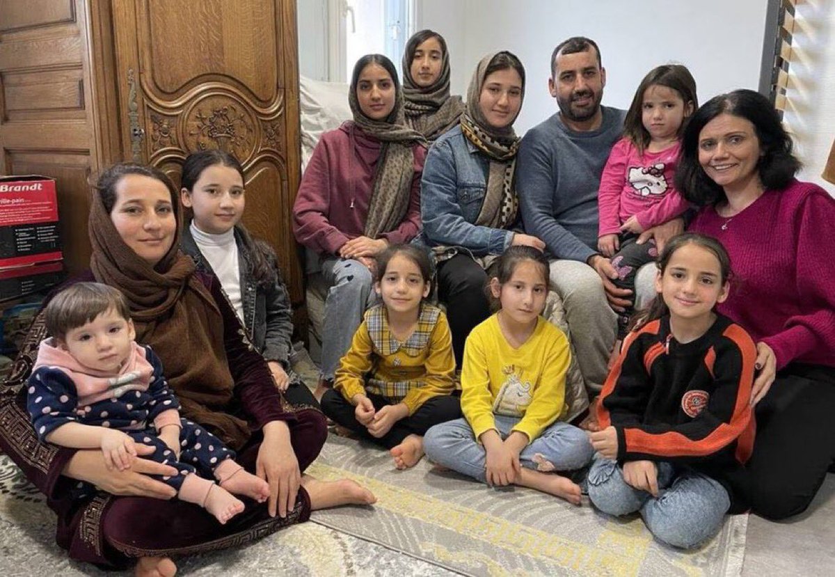 👉🏼 Wie findest DU das Familienzusammenführungsgesetz?

Bild: Ein muslimischer afghanischer Asylbewerber jetzt mit seiner Frau und zehn Kindern. Er arbeitet nicht, verlangt aber ein geeignetes Zuhause für seine große Familie, Taschengeld, medizinische Versorgung und Bildung alles