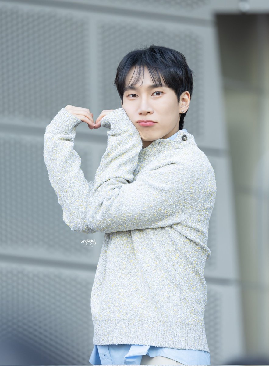 250308 &lt;쇼!음악중심&gt; 미니팬미팅

따뜻한 햇살 아래☀️
서햇살이 날려주는 뿌꾸하트💙💙

받아랏!! 멜로디!!

#비투비 #BTOB 
#서은광 #은광 #서햇살