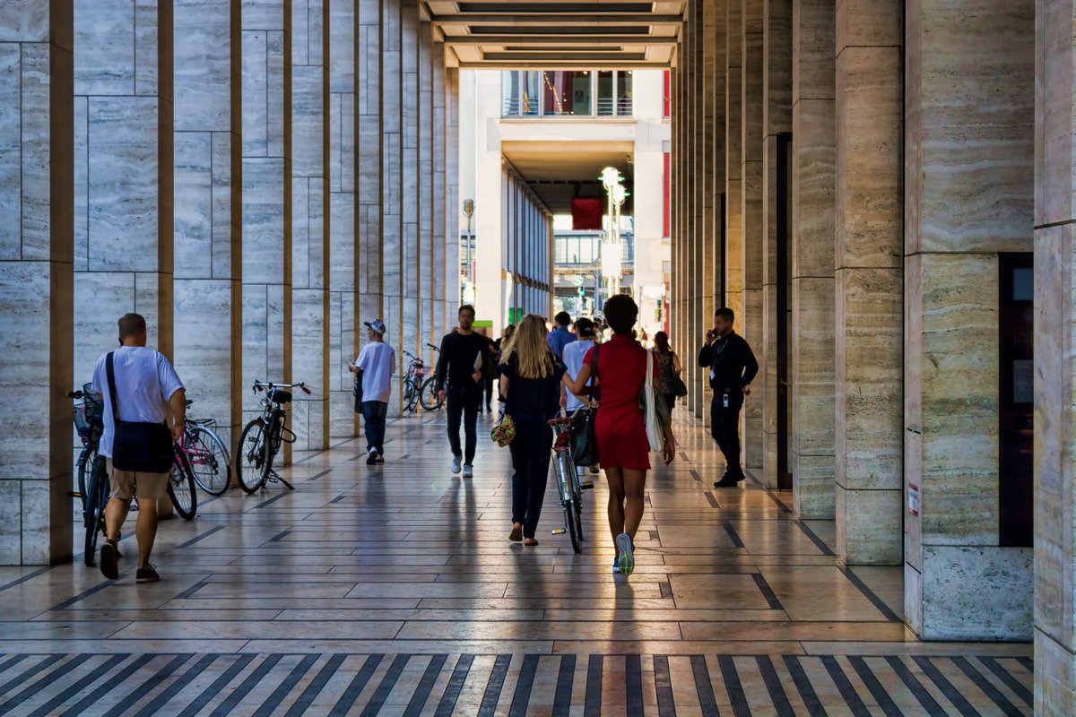 Shopping-Center im Wandel? In einem Beitrag von rbb24 spricht u.a. Difu-Wissenschaftlerin Ricarda Pätzold über Möglichkeiten, Einkaufszentren zukunftsfähig zu gestalten - z.B. durch Umbau zugunsten von Kultur, Arztpraxen und Stadtteilzentren. 👉 t1p.de/4bckq