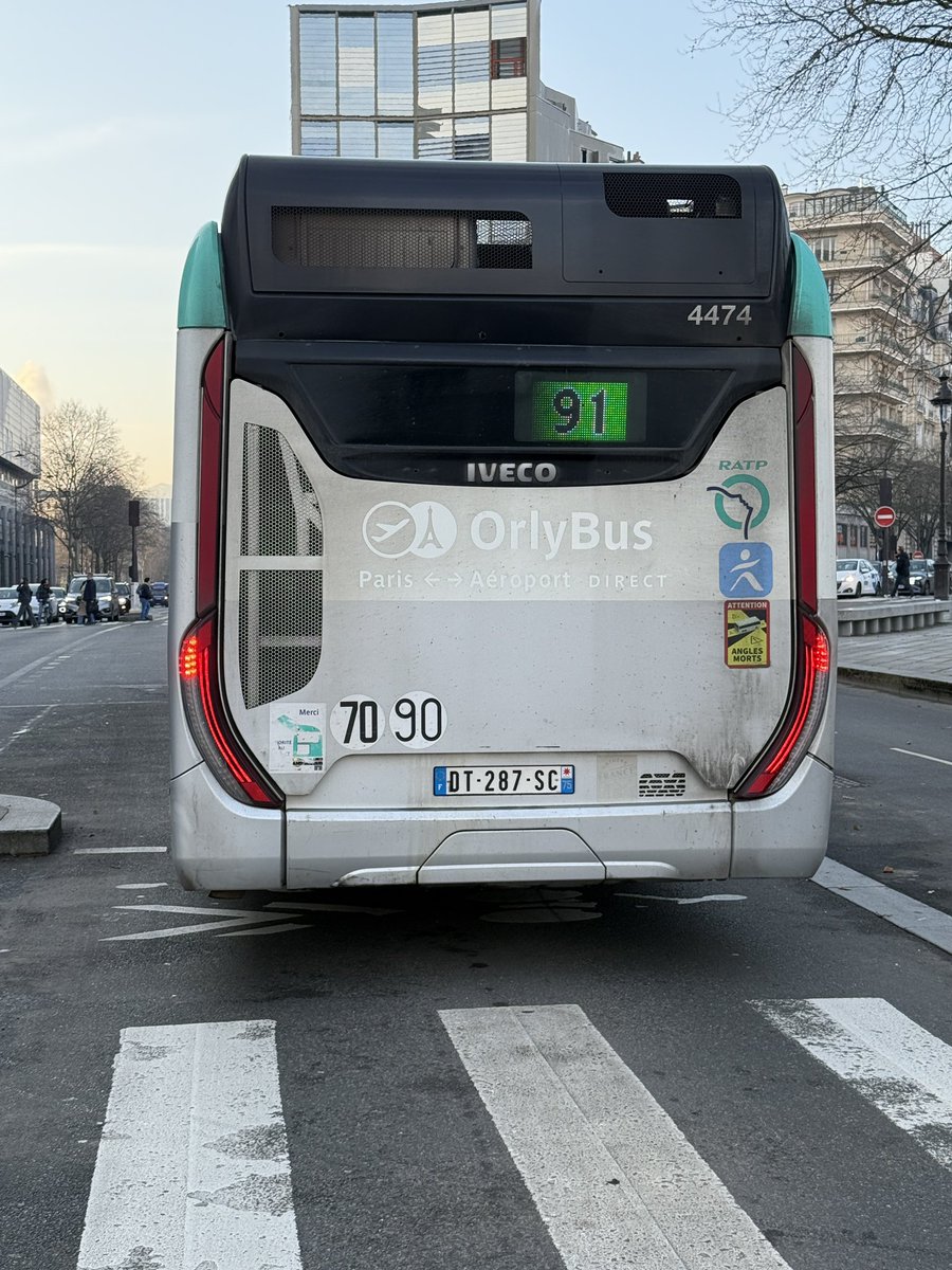 Les bus d’#Orlybus sont déjà remis en circulation sur la 91. Entièrement destické sur les côtés, ils ont oublié (ou pas eu le temps) de faire l’arrière 🙃