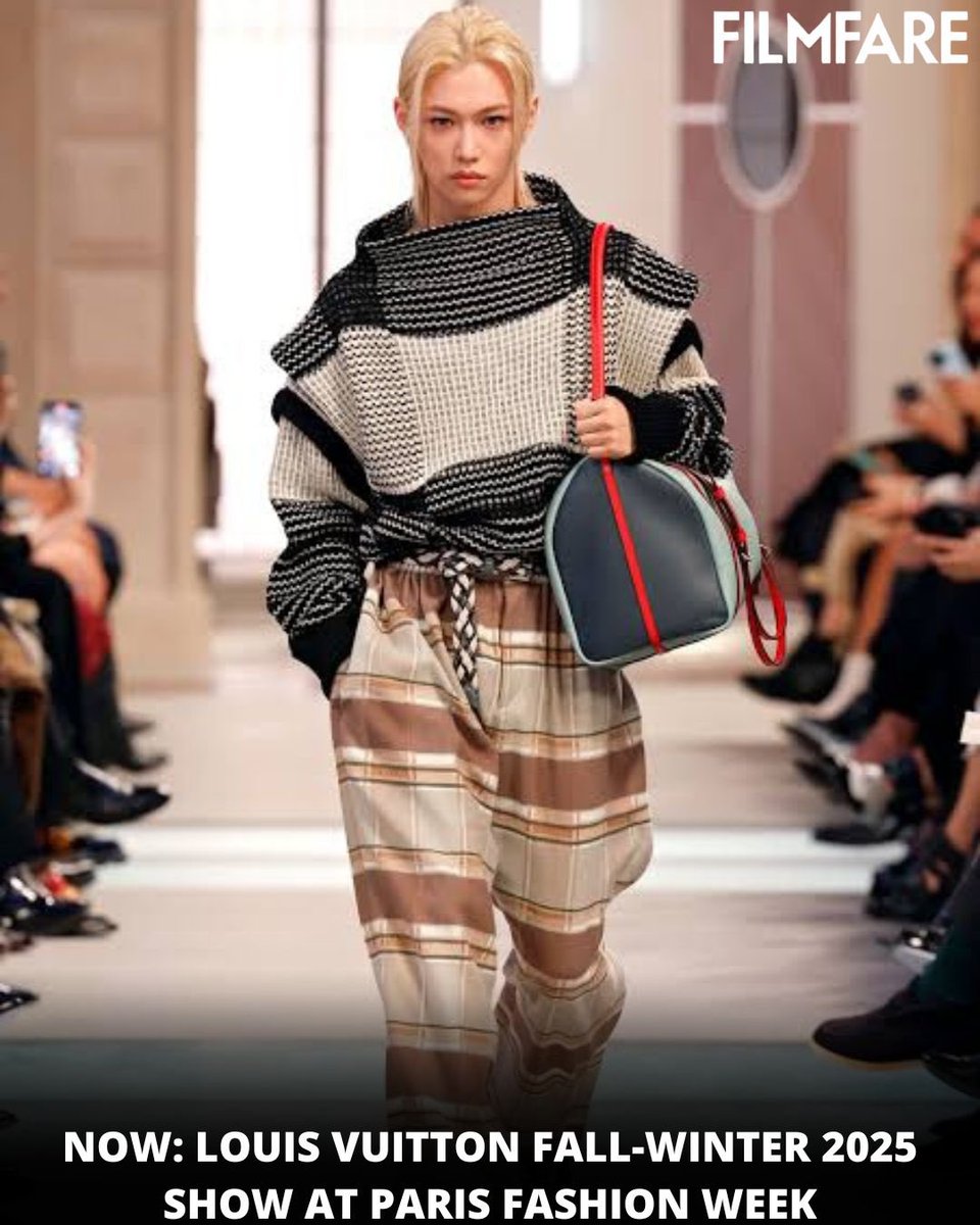 filmfare's tweet photo. The blonde hair domination is REAL.

#StrayKids’ #Felix, who had made his runway debut in 2025 with the #LouisVuitton show at the #ParisFashionWeek, returned for another show from the fashion brand in 2025. 🙌

#Trending https://t.co/cS4XCSG31f