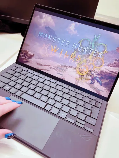 tkn0801's tweet image. LOOK AT THIS BEAUTY👁️👁️

I&apos;m beyond excited to show you all the new #FlowZ13 I received from @ASUS_ROG ❤️‍🔥

It&apos;s very me-friendly (I travel a lot) with how compact it is, and I can&apos;t wait to go more hunting with this🍖

Check it out here➡️rog.gg/CelinaZ13  

#TeamROG