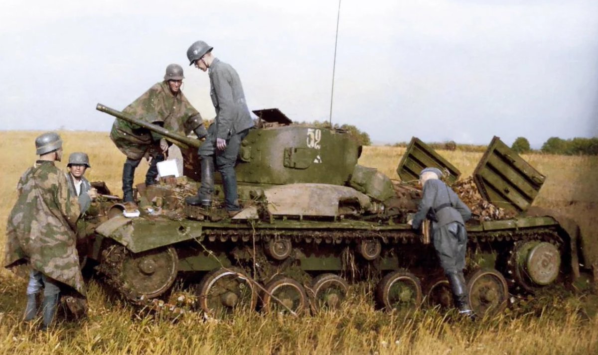 Carro de combate Valentine examinado por soldados alemanes en el frente oriental. #HistoriaBelica