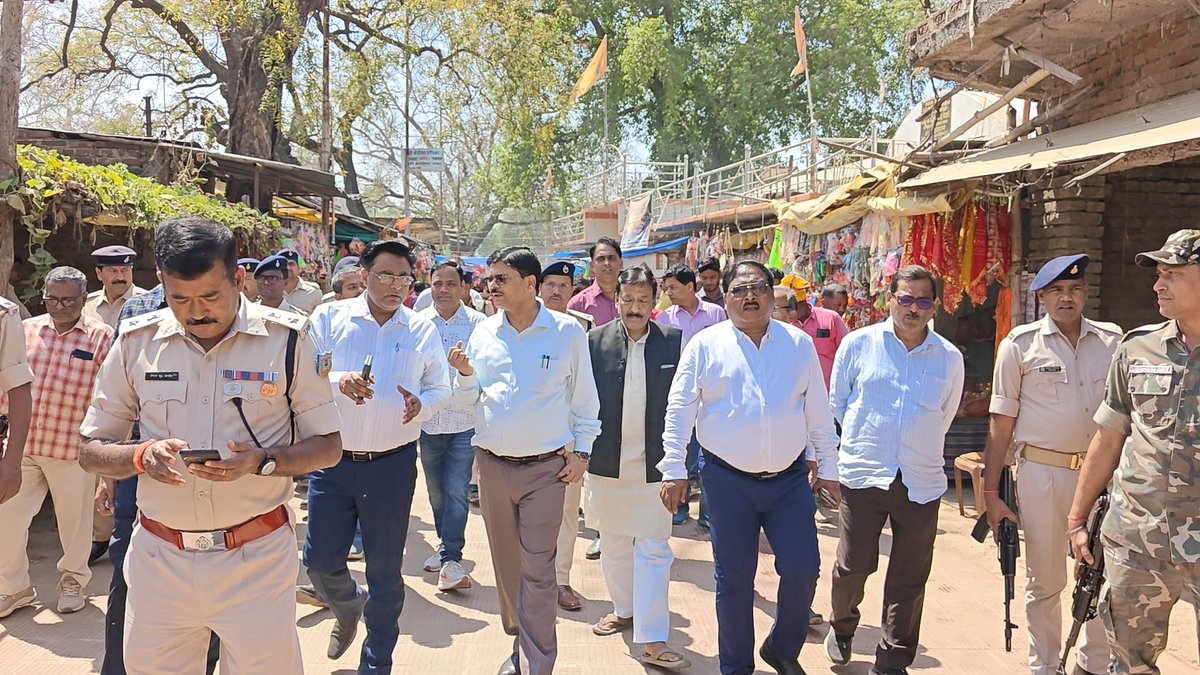 dc_garhwa's tweet photo. प्रस्तावित बंशीधर महोत्सव की तैयारियों को लेकर जिला एवं पुलिस प्रशासन की टीम द्वारा स्थल पर पहुंचकर विधि व्यवस्था,सुरक्षा व्यवस्था,पार्किंग आदि का जायजा लिया तथा संबंधित पदाधिकारी को आवश्यक दिशा निर्देश दिया.
@JharkhandCMO 
@prdjharkhand https://t.co/MBb0zw07lP