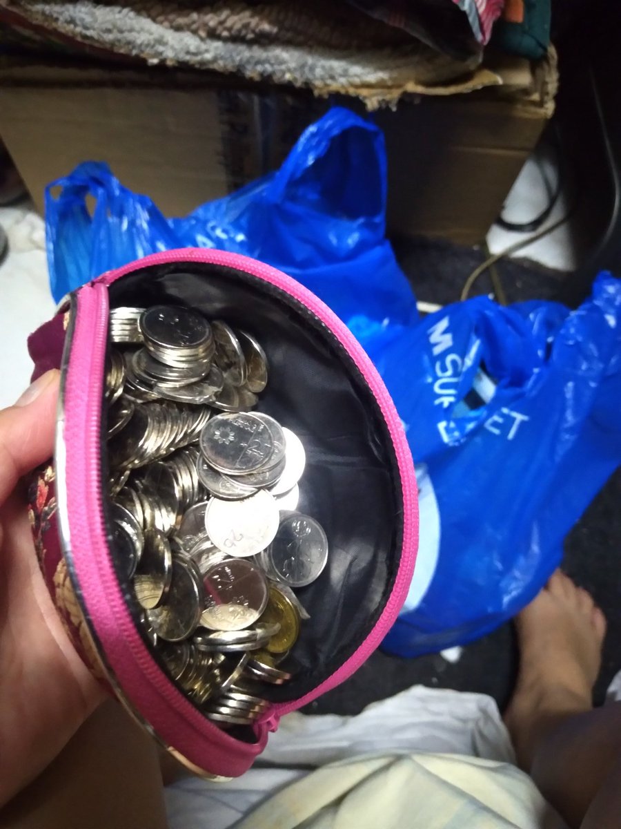 nagtanong ako sa cashier pwede bang ibayad ang 25cent halagang 60pesos hindi sya pumayag 😅
