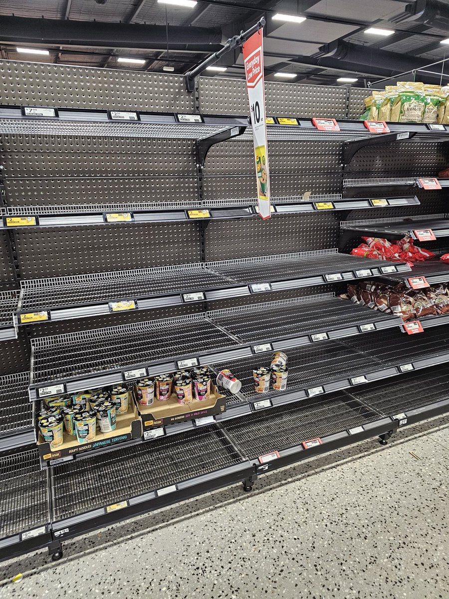 evilyonii's tweet photo. This is how humans be acting when there's a cyclone 😕 #CycloneAlfred https://t.co/Zymc302W7l