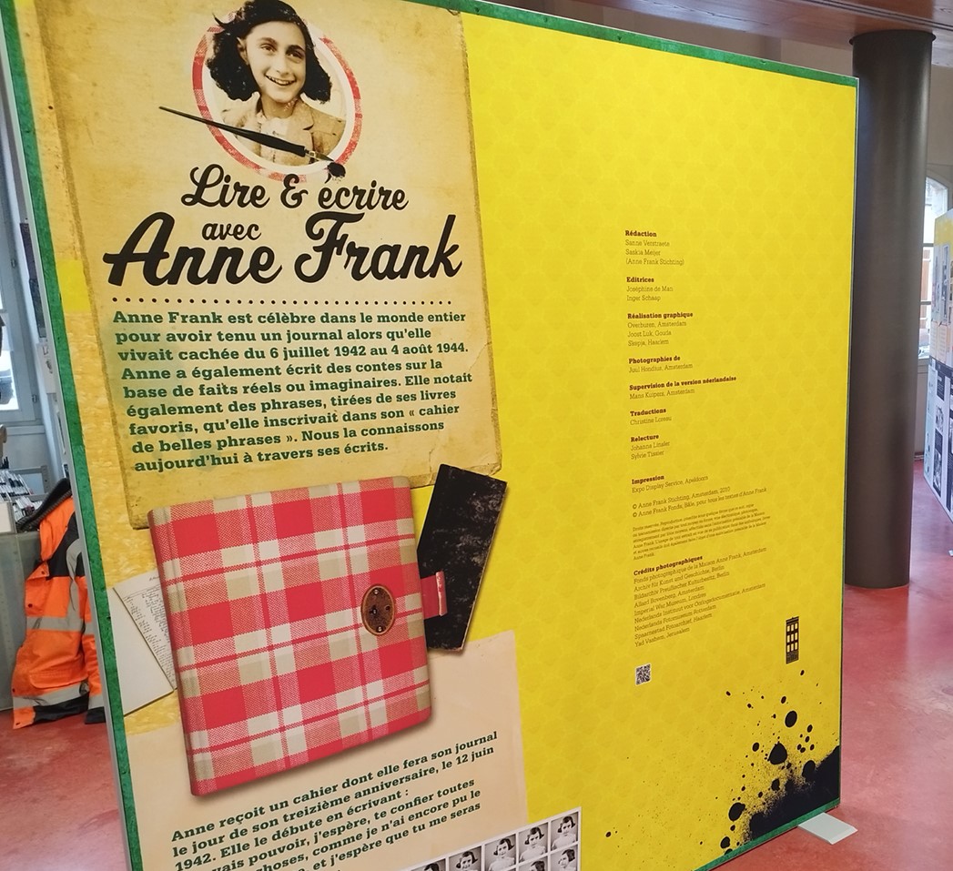 Collaboration du #Lab de Hartzviller avec
la Médiathèque de Phalsbourg dans le cadre de l'exposition "Lire et écrire avec Anne Frank"✍️:  des élèves émus par l'immersion #VR dans l’espace restreint qu’était la cachette d’Anne.